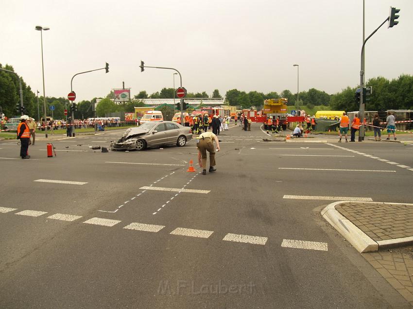 Schwerer Unfall mit Reisebus Lohmar Donrather Dreieck P396.JPG